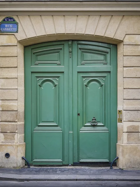 Vintage hijau pintu di Paris, Perancis — Stok Foto