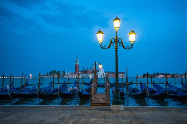 Gondoler dockad på Canal Grande i Venedig, Italien — Stockfoto