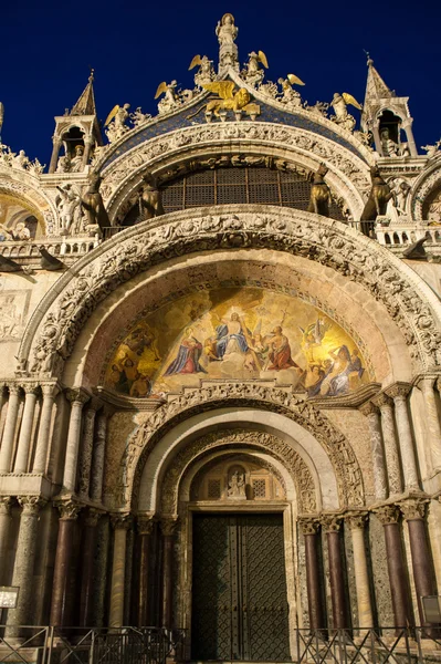 Přední části katedrály svatého Marka v noci v Benátkách, Itálie — Stock fotografie