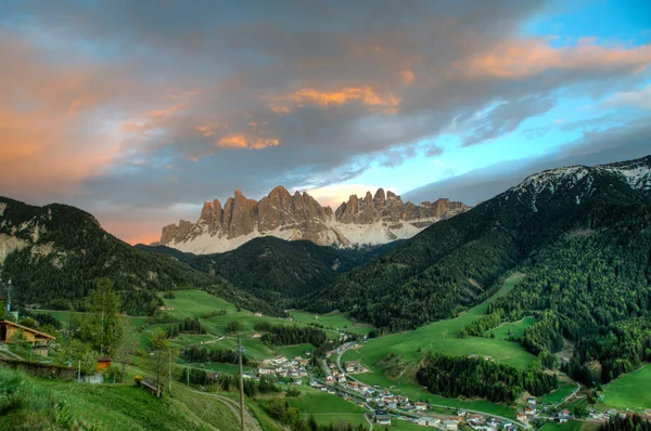 Zonsondergang wolken boven Funes Valley in Noord-Italië — Stockfoto