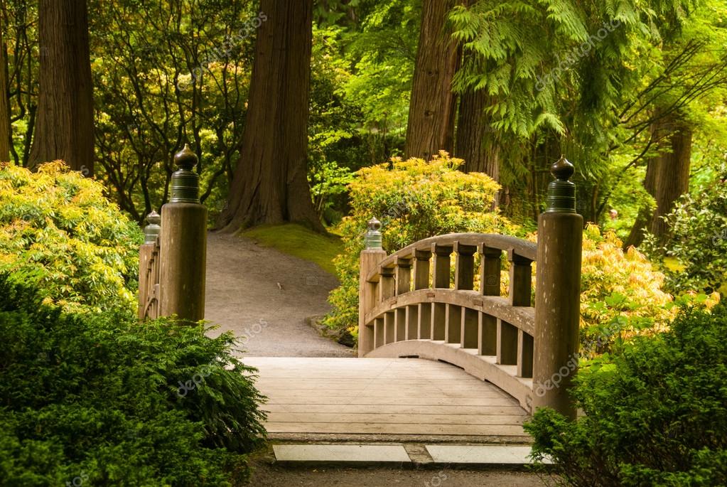 Puente de madera en un jardín japonés — Foto de stock © robertcrum