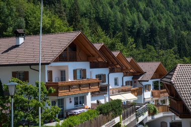 Kuzey İtalya'daki beyaz chalets