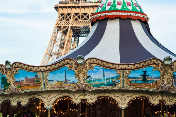Tour Eiffel avec un manège orné au premier plan — Photo