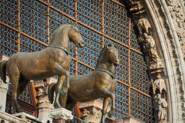 Bronzen paarden beelden op de San Marco kathedraal, Venice, Italië — Stockfoto