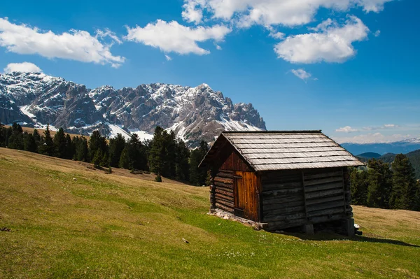 Hut in Dolomite mountains in northern Italy — Stock Photo, Image