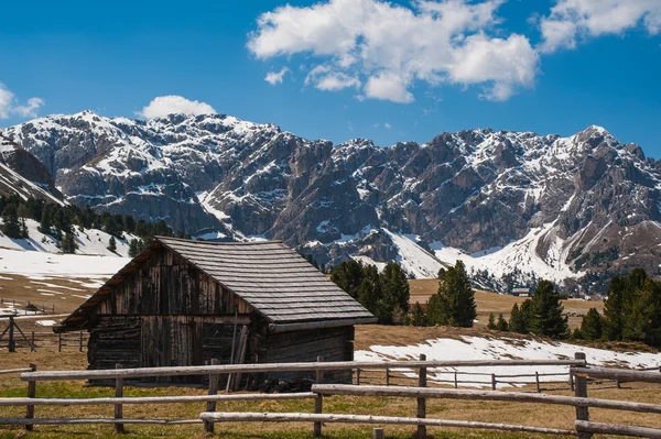 Hut in Dolomite mountains in northern Italy — Stock Photo, Image