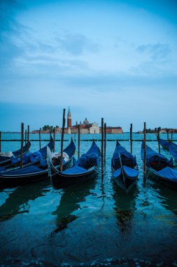 Gondol Venedik, İtalya grand Canal demirledi