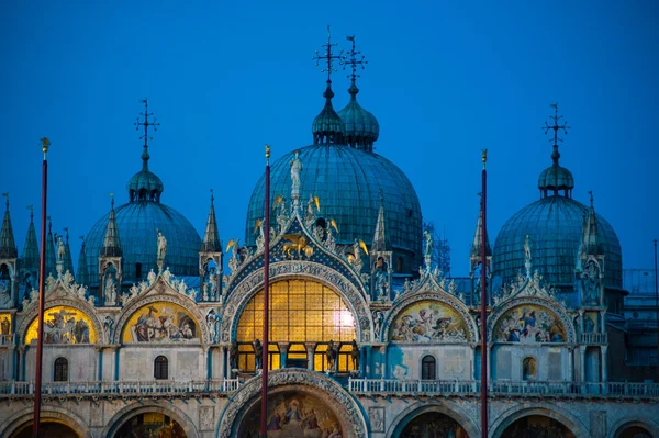 Catedral das Cúpulas de São Marcos à noite em Veneza, Itália — Fotografia de Stock