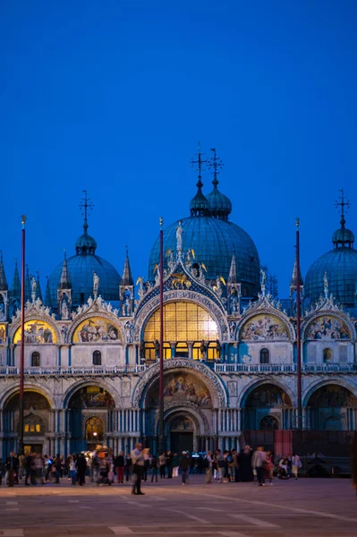 Catedral das Cúpulas de São Marcos à noite em Veneza, Itália — Fotografia de Stock