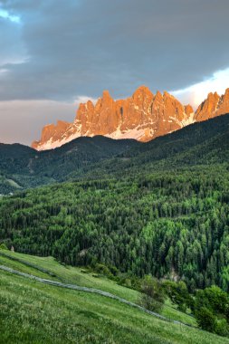 Gün batımı bulutların üzerinde Funes Vadisi Kuzey İtalya