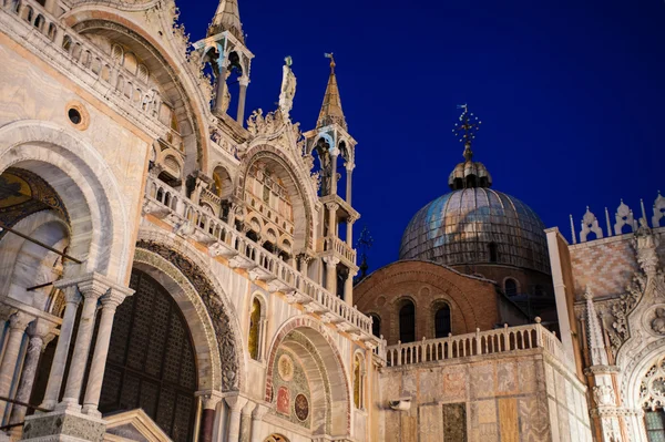 Catedral das Cúpulas de São Marcos à noite em Veneza, Itália — Fotografia de Stock