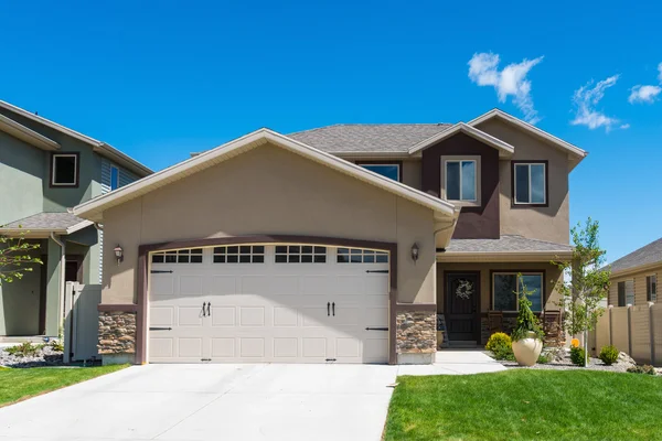 Contemporary split-level house — Stock Photo, Image