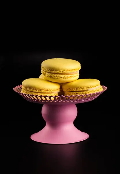 Pâtes Françaises Lot Macarons Jaunes Isolés Sur Fond Noir Foncé — Photo