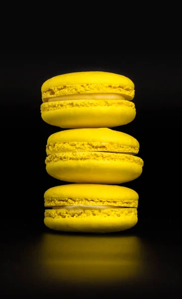 French Pasta Stack Yellow Macaron Isolated Dark Black Background Macaroons — Stock Photo, Image