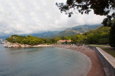 Karadağ plajı, güzel gökyüzü ile mavi deniz
