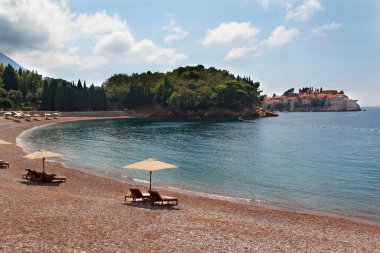 Karadağ plajı, güzel gökyüzü ile mavi deniz