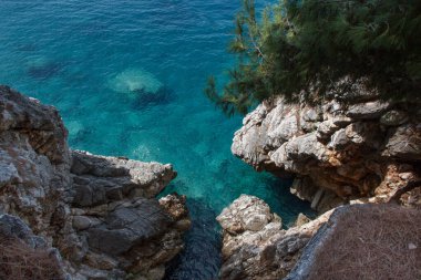 Karadağ plajı, güzel gökyüzü ile mavi deniz