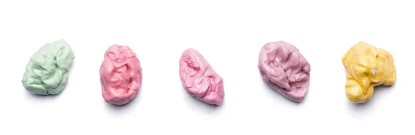 Çiğnenmiş sakız koleksiyonu beyaz arkaplanda izole edildi