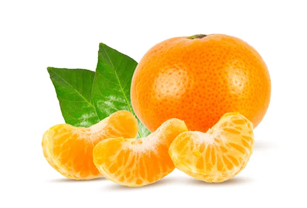 Reife Mandarine Oder Mandarine Orange Mit Grünen Blättern Nahaufnahme Isoliert — Stockfoto