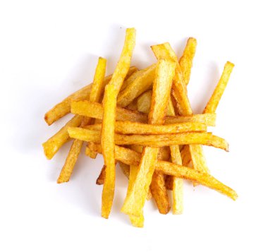 Bir yığın patates kızartması beyazda izole edilmiş.