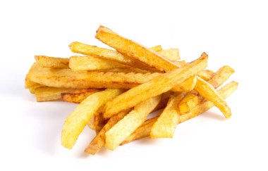 Bir yığın patates kızartması beyazda izole edilmiş.