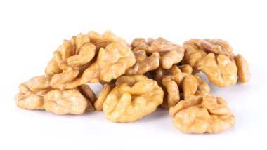 Beyaz arkaplanda izole edilmiş cevizler