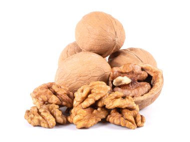 Beyaz arkaplanda izole edilmiş cevizler