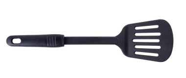 Siyah plastik mutfak spatulası beyaza izole edilmiş.
