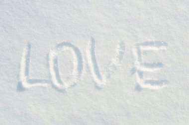 Tebrik kartı şablonu olarak kar yüzeyinde metin sevgisi