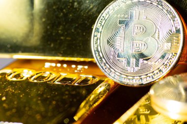 İki sembol Bitcoin şifreleme para birimi altın çubuğunda