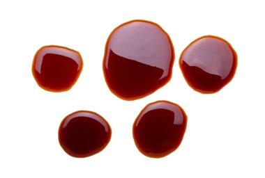 Beyaz arka planda izole edilmiş lezzetli soya sosu, üst manzara.