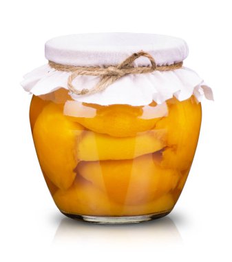 Kayısı kavanozu camı kırpma yolu olan beyaz arkaplanda izole edilmiş..