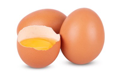 Kırık ve kahverengi yumurtalar beyaz arka planda izole edilmiş.