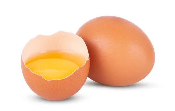 Gebroken en hele bruine eieren geïsoleerd op witte achtergrond — Stockfoto