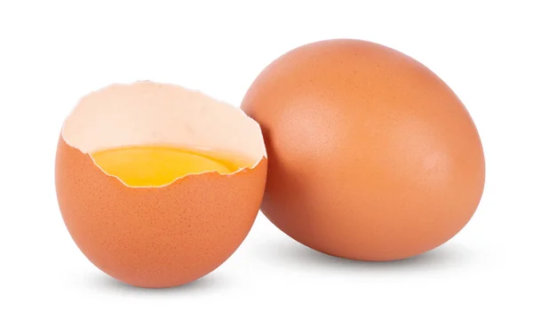 在白色背景上分离的碎鸡蛋和全褐色鸡蛋 — 图库照片