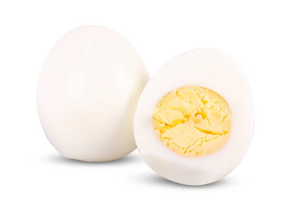 Scheiben und ganze gekochte Eier isoliert auf weißem Hintergrund — Stockfoto