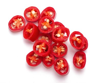 Dilimlenmiş kırmızı acı biber beyaz arka planda izole edilmiş..