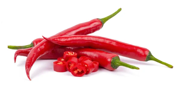 Piments Rouges Aux Tranches Isolées Sur Fond Blanc — Photo