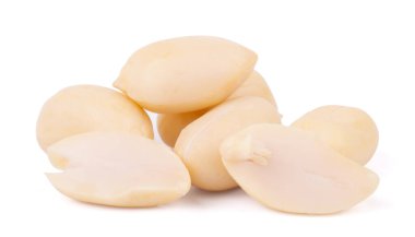 beyaz arkaplanda izole edilmiş fıstıklar.