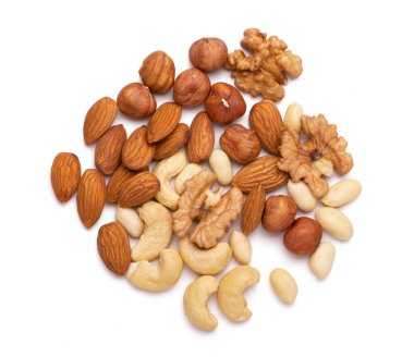 Beyaz arkaplanda izole edilmiş fındık karışımı..