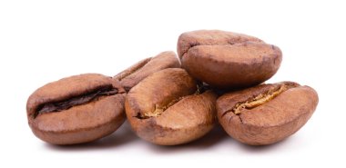 Kızarmış kahve çekirdekleri beyaz arka planda izole edilmiş..