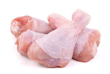 Beyaz arka planda izole edilmiş çiğ tavuk budu grubu