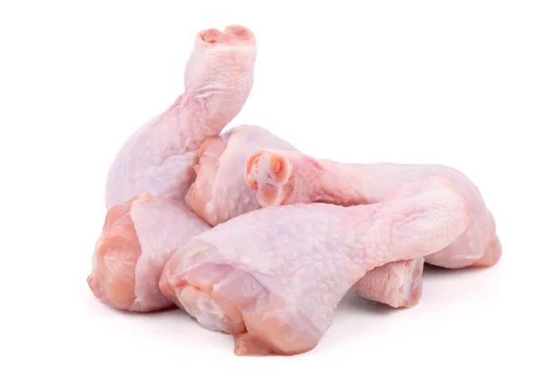 Gruppe roher Hühnertrommeln isoliert auf weißem Hintergrund — Stockfoto