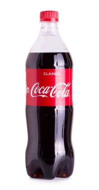 Ulan-Ude Rusya 30 Mayıs 2021 Coca-Cola klasik plastik şişe beyaz arka planda izole edilmiş kırpma yolu ile