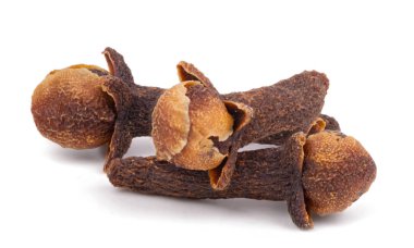 Kurumuş karanfiller beyaz arkaplanda izole edilmiş. Yakın plan..