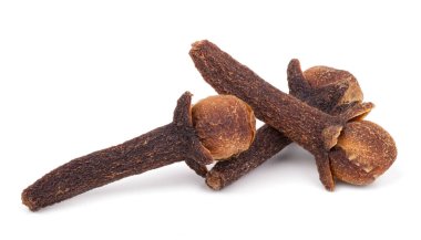 Kurumuş karanfiller beyaz arkaplanda izole edilmiş. Yakın plan..