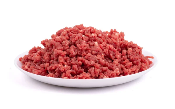 Carne Macinata Cruda Manzo Ciotola Bianca Isolata Fondo Bianco — Foto Stock