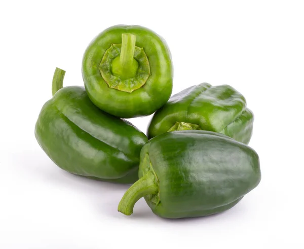 Gruppe Frischer Grüner Paprika Mit Scheiben Auf Weißem Hintergrund — Stockfoto