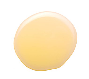 Beyaz arka planda izole edilmiş zeytinyağı birikintisi