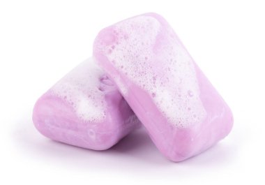 Beyaz arka planda köpük izole edilmiş pembe tuvalet sabunu.